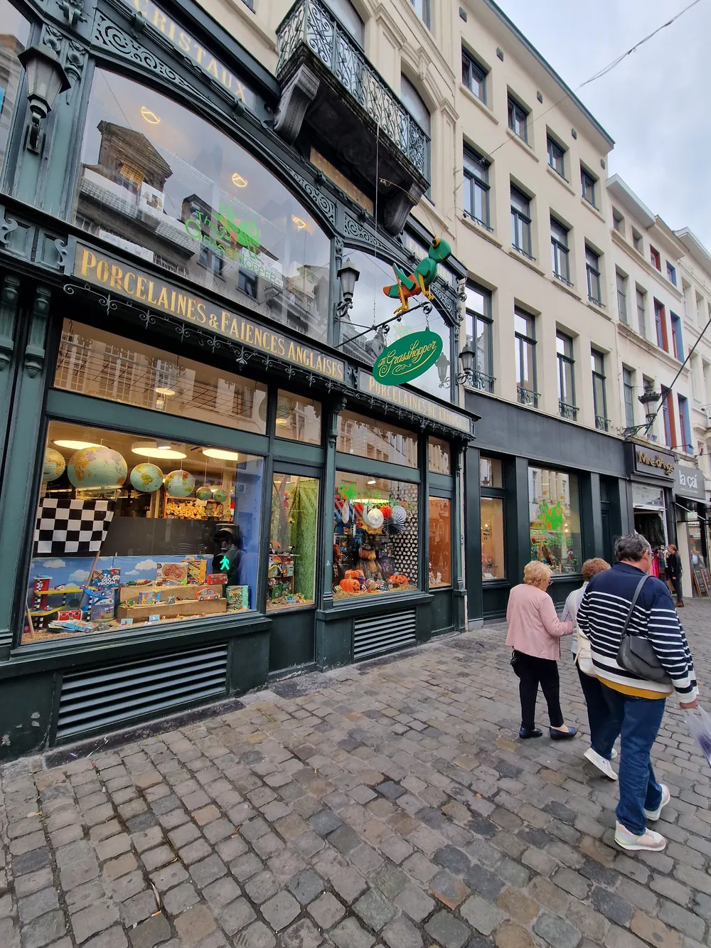 Vitrine d'un magasin The Grasshopper dans une rue piétonne